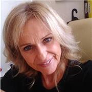 Docente di inglese impartisce lezioni per studenti e adulti